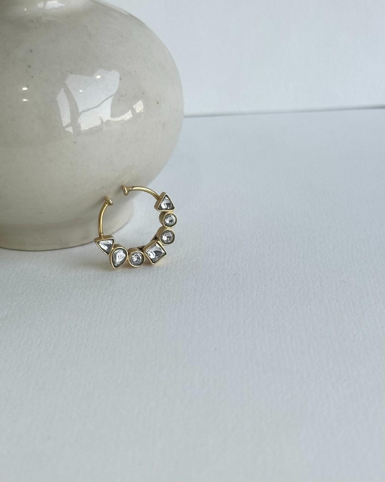 Crafted in Sterling silver (92.5%) and gold-dipped the boondan nath is made using the ancient kundan jadau technique.