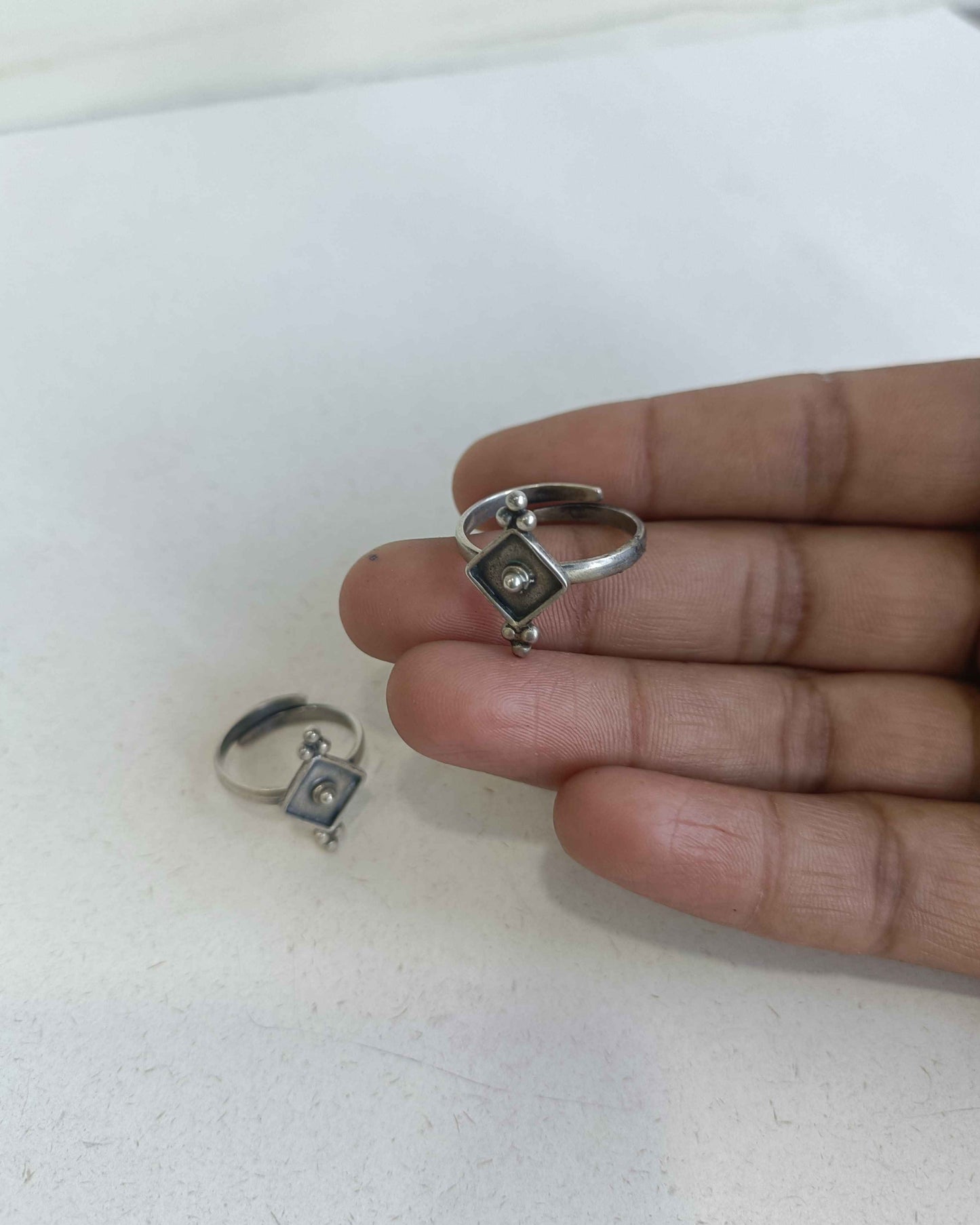 Fine 925 silver toe ring for women with ethnic contemporary styling