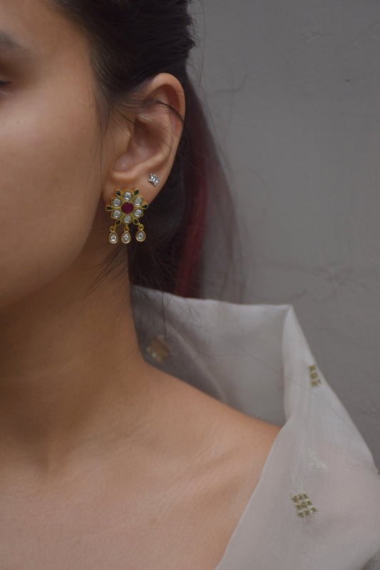  crafted in 925 silver, showcase an enchanting flower motif adorned with Jadau Stones and delicate hanging drops.