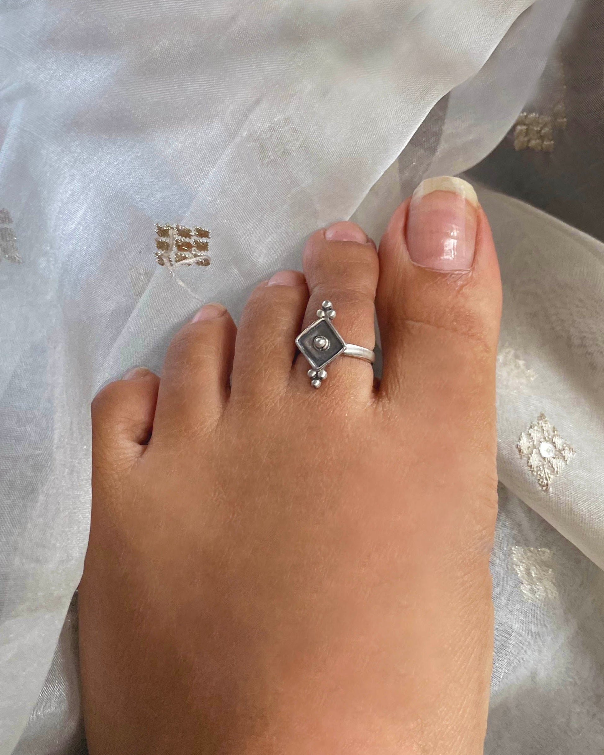 Adjustable 925 silver bichiya handcrafted with elegant Mandali design