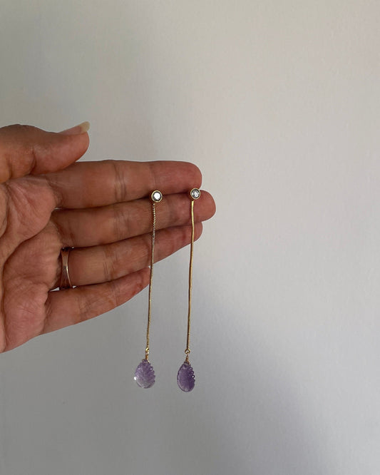 Amara Amethyst Earrings featuring a delicate chain linking a small Jadau stone to a finely carved, leaf-shaped natural Amethyst gemstone. 