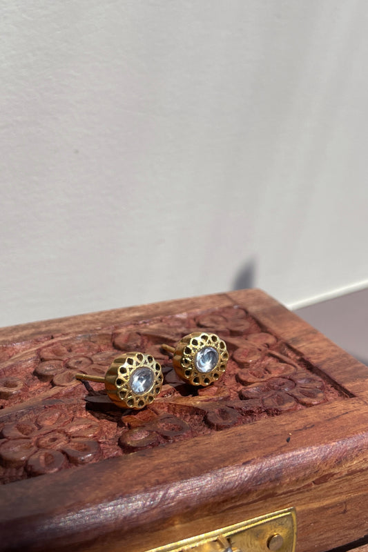 Bindiya 925 silver earstuds with radiant gold finish, featuring a single white Jadau stone and intricate gold wirework.