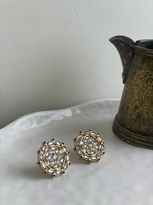 
Chandni 925 silver floral earstuds with radiant white Jadau stones in a classic round design.
