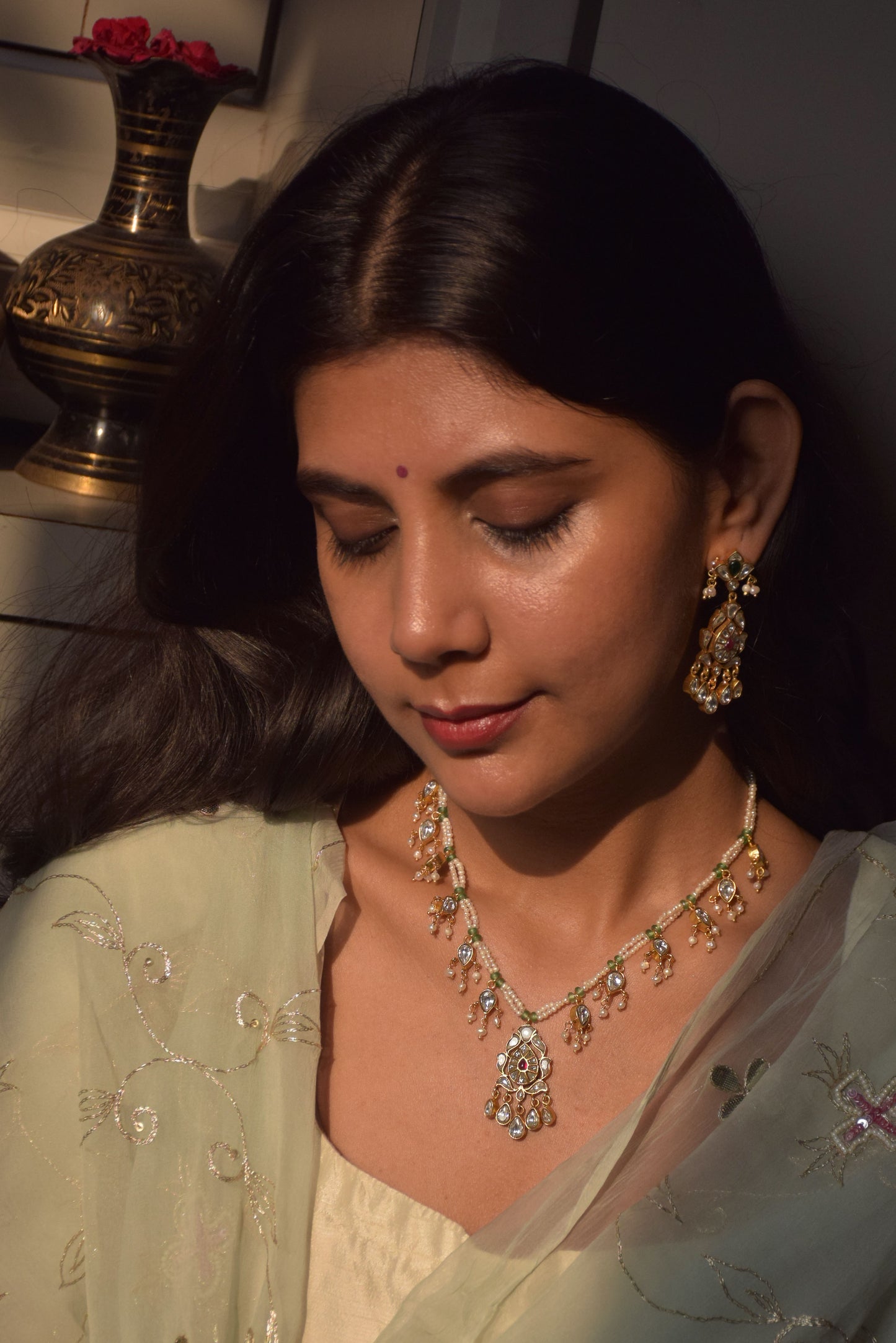 Elegant Lalita Jadau bridal necklace in sterling silver, designed with a floral pendant and layered freshwater pearls for a minimalist bride. Explore elegant sterling silver jewellery, bangles, earrings and rings
Handcrafted in 925 Silver
