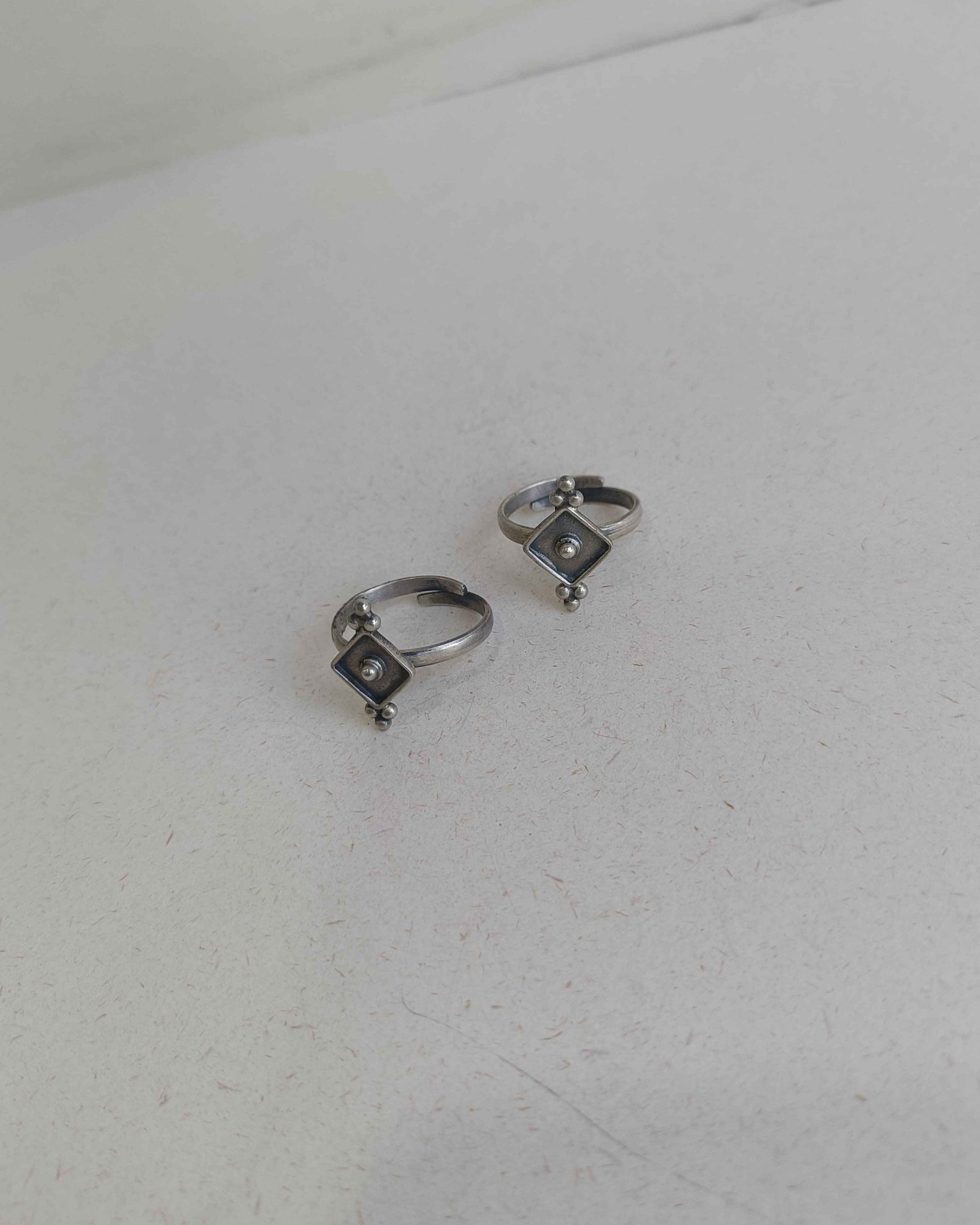 Premium sterling silver toe ring perfect for gifting and festive looks
