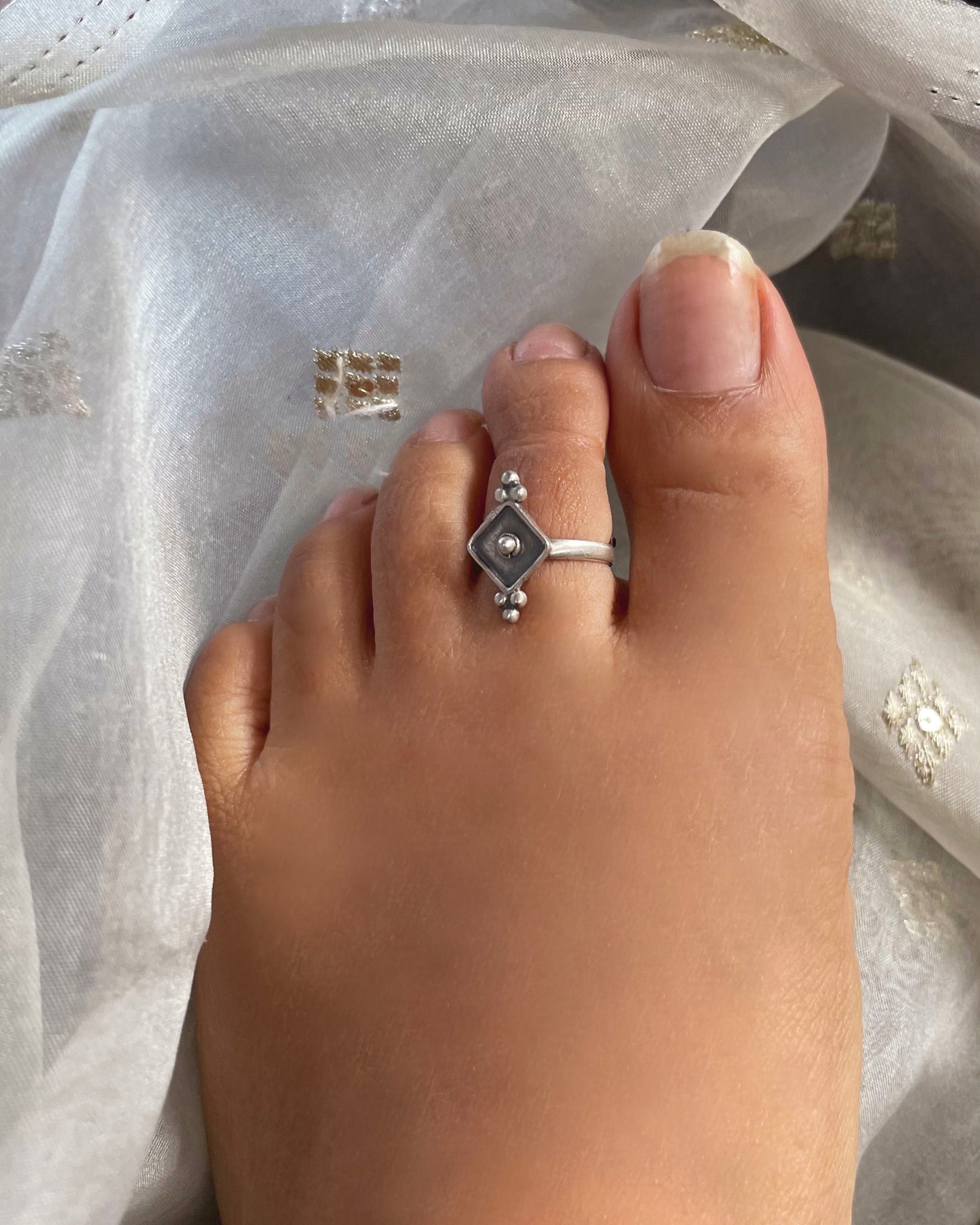 Lightweight adjustable silver toe ring for women with classic detailing