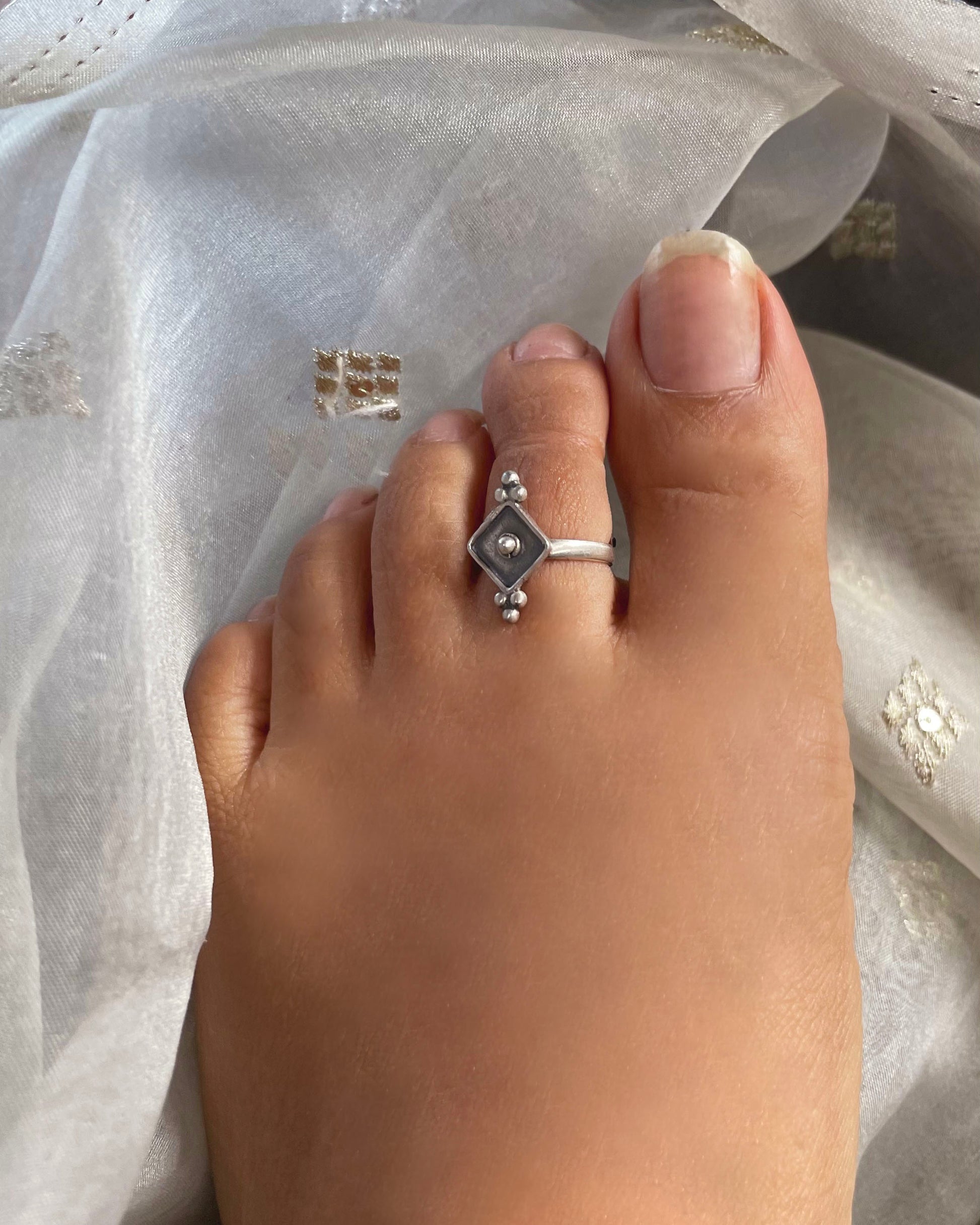 Lightweight adjustable silver toe ring for women with classic detailing