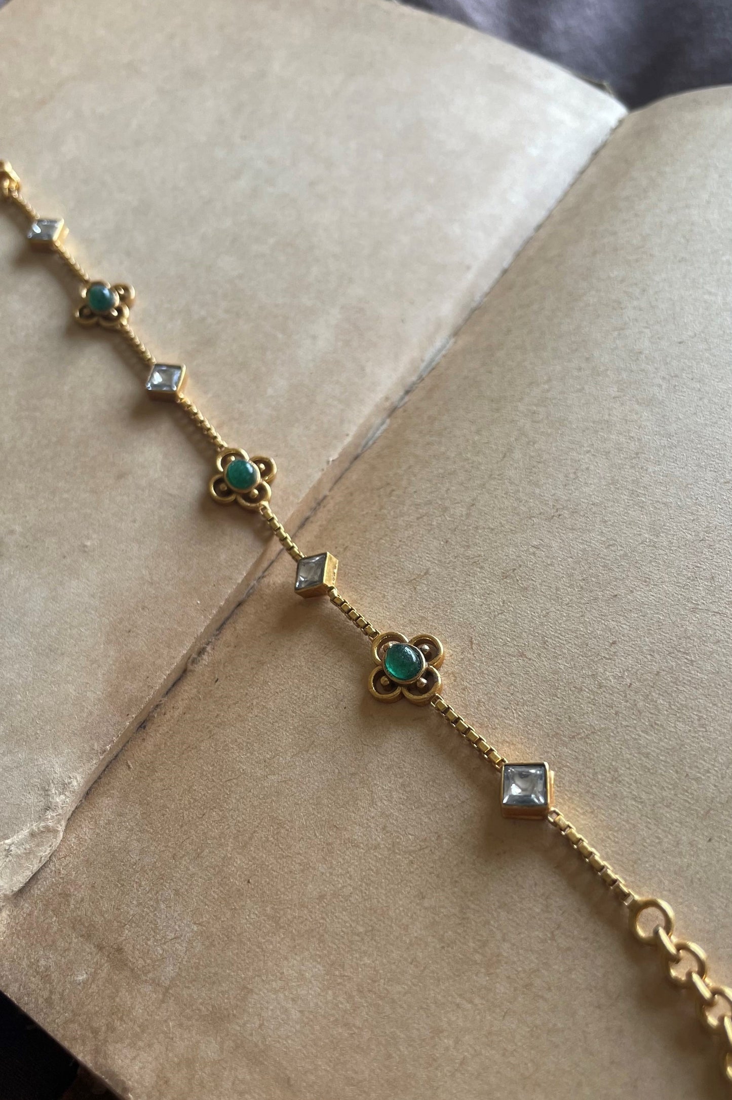 Gold-plated 925 silver bracelet with green aventurine and handcrafted white Jadau detailing. high-quality 92.5% pure silver items