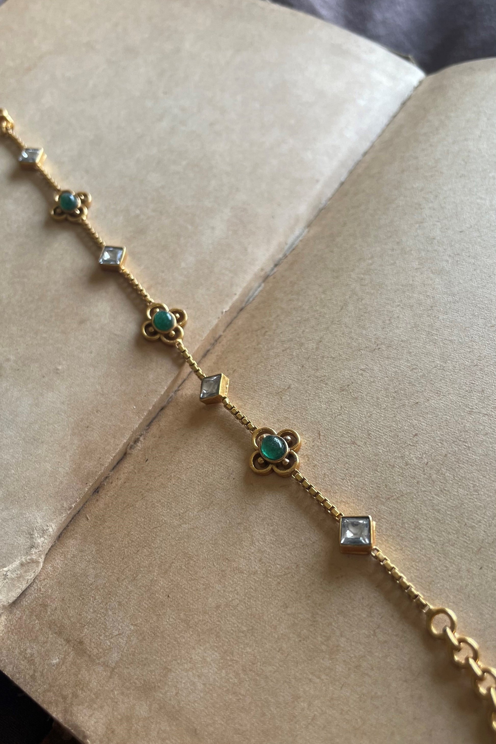 Gold-plated 925 silver bracelet with green aventurine and handcrafted white Jadau detailing. high-quality 92.5% pure silver items