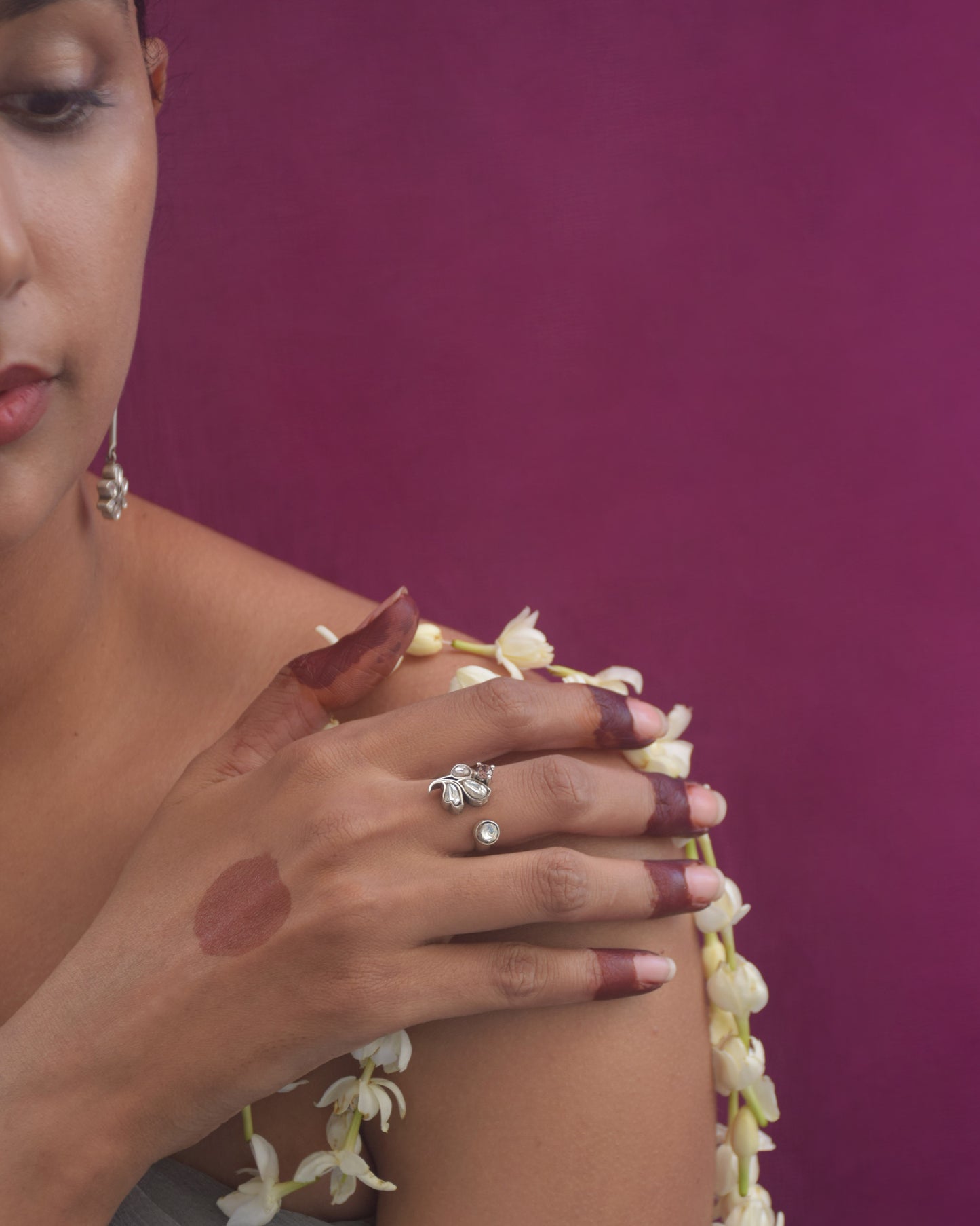Nuvi Jewels Mehakti Adjustable Ring in sterling silver with adjustable floral jadau stone design