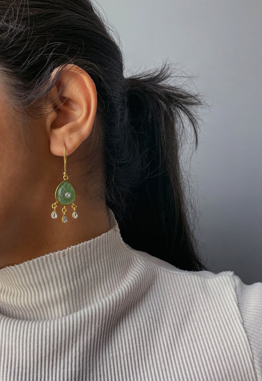 Taranngi Hoop Earrings featuring pear-shaped carved aventurine stones paired with elegant drop-shaped Jadau units.